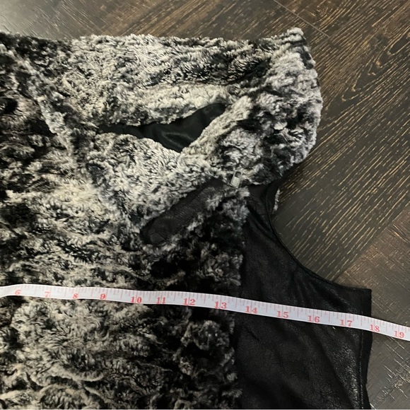 Dolce Cabo | Faux fur sleeveless vest - Picture 6 of 9